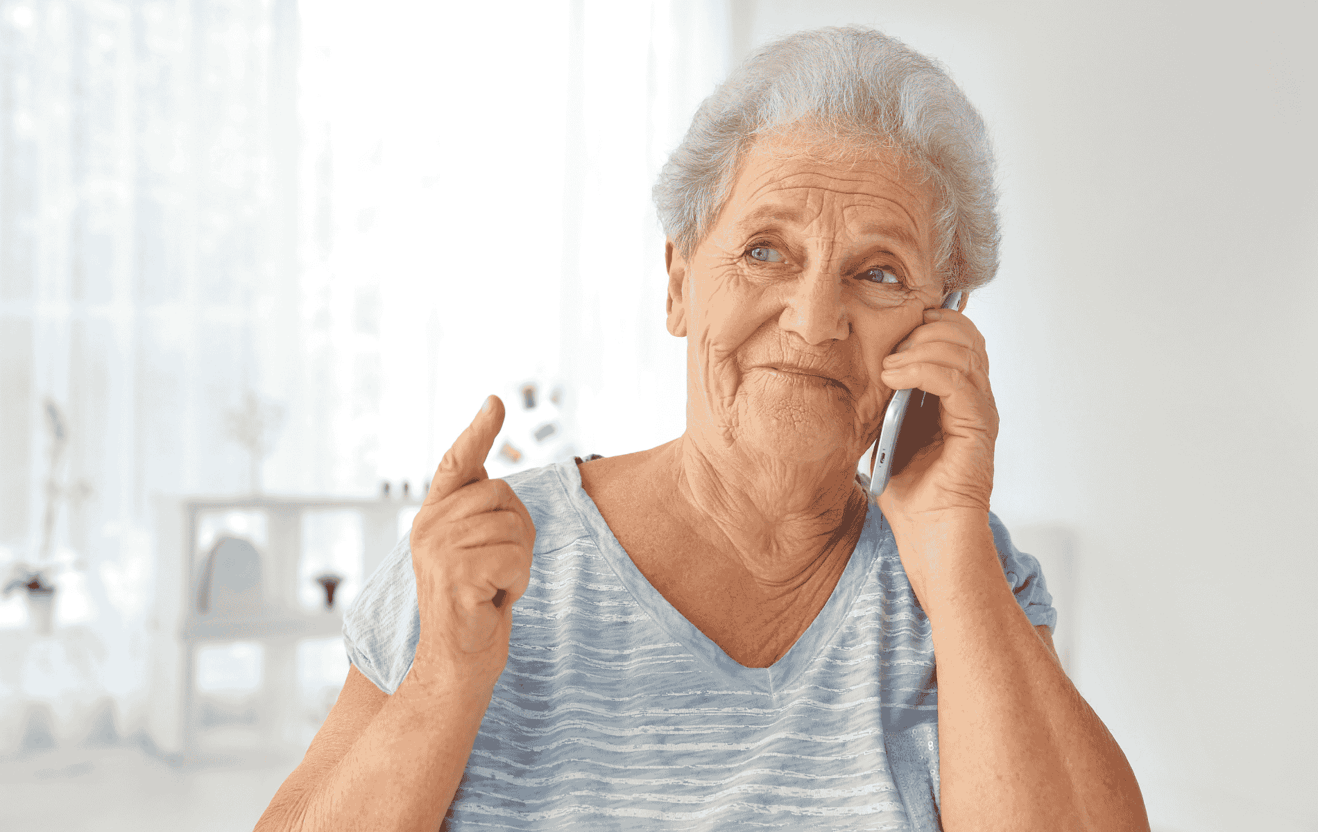 Appel téléphonique d’une personne âgée par Écoute et Compagnie grâce à Touchard Pompes Funèbres.