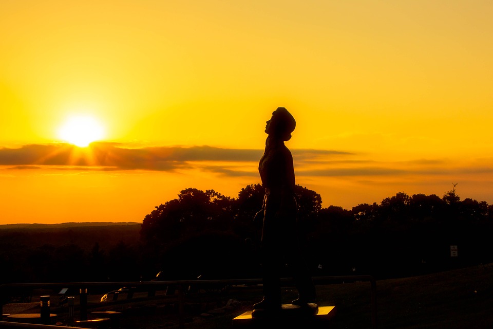 statut levé du soleil pour rendre hommage