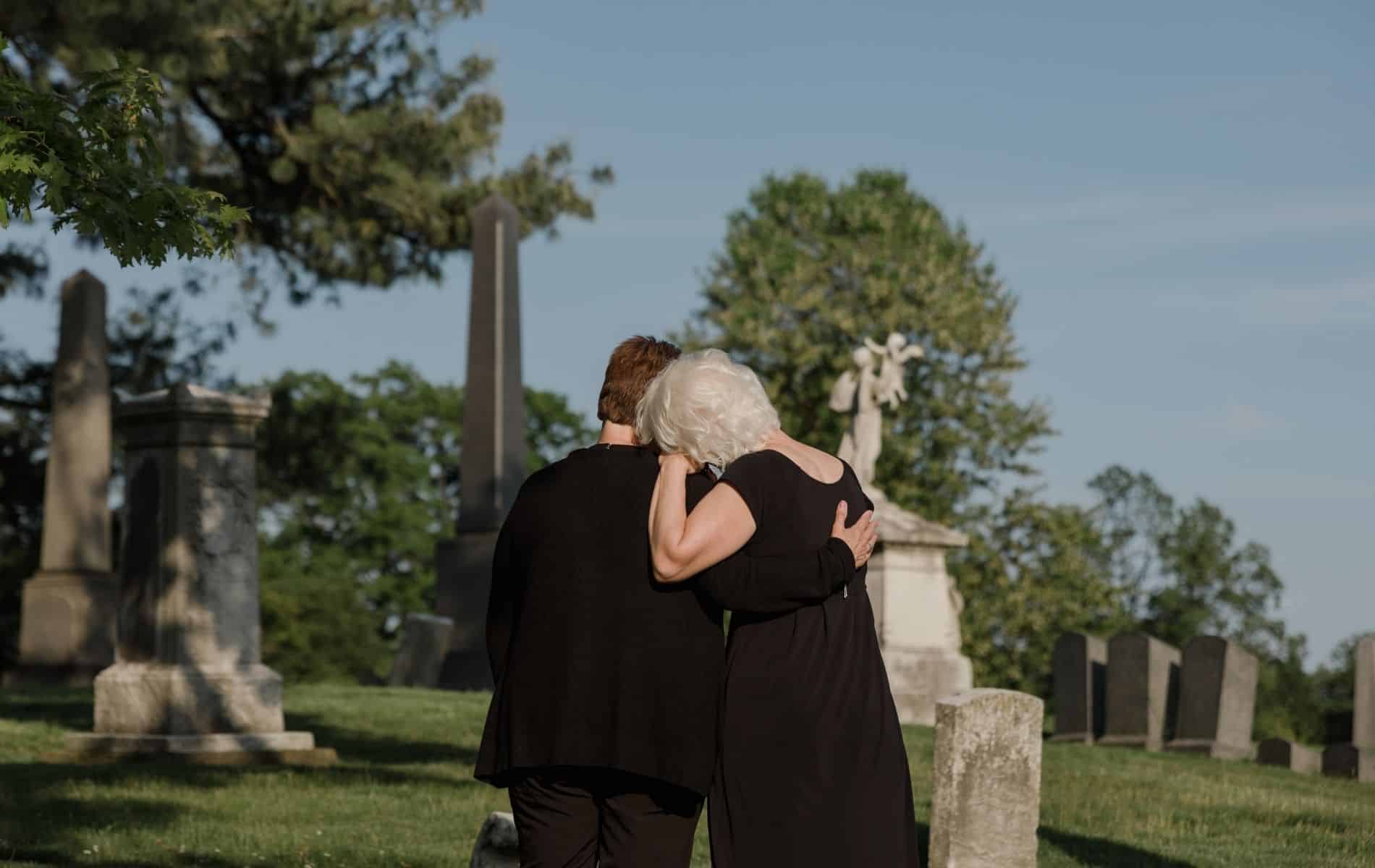 Saison du deuil : deux personnes se recueillent au cimetière