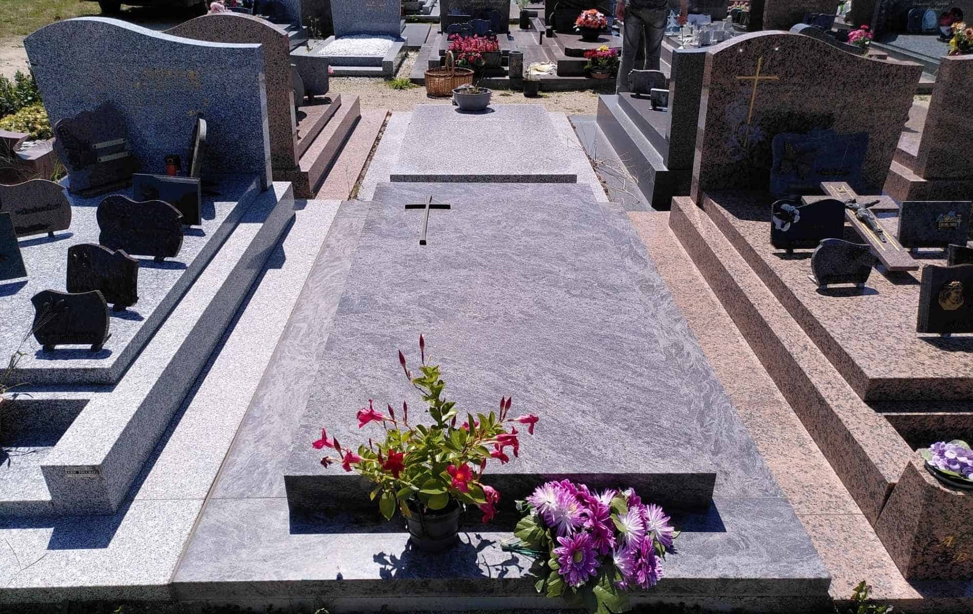 Fleurissement et entretien des sépultures pendant la Toussaint par Touchard Pompes Funèbres.