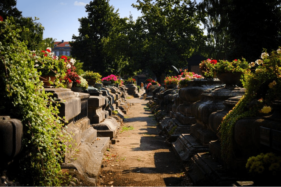 cimetière tombe fleurs touchard