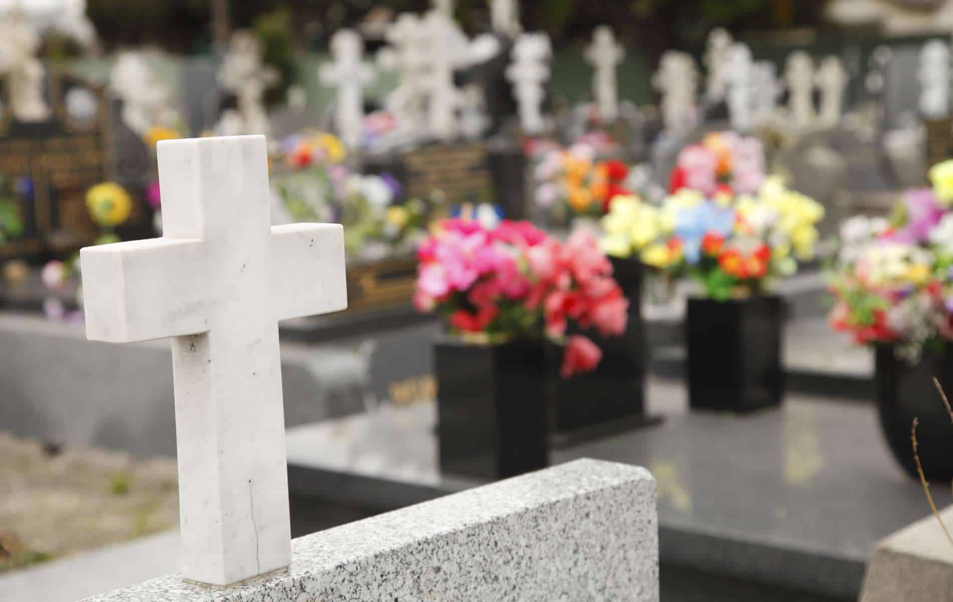 Vue proche sur une tombe, parmi tant d’autres à l’intérieur d’un cimetière.