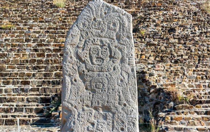 langage funeraire stele pompes funebres touchard le mans - 1 Une pierre tombale, réalisée en pierre naturelle.