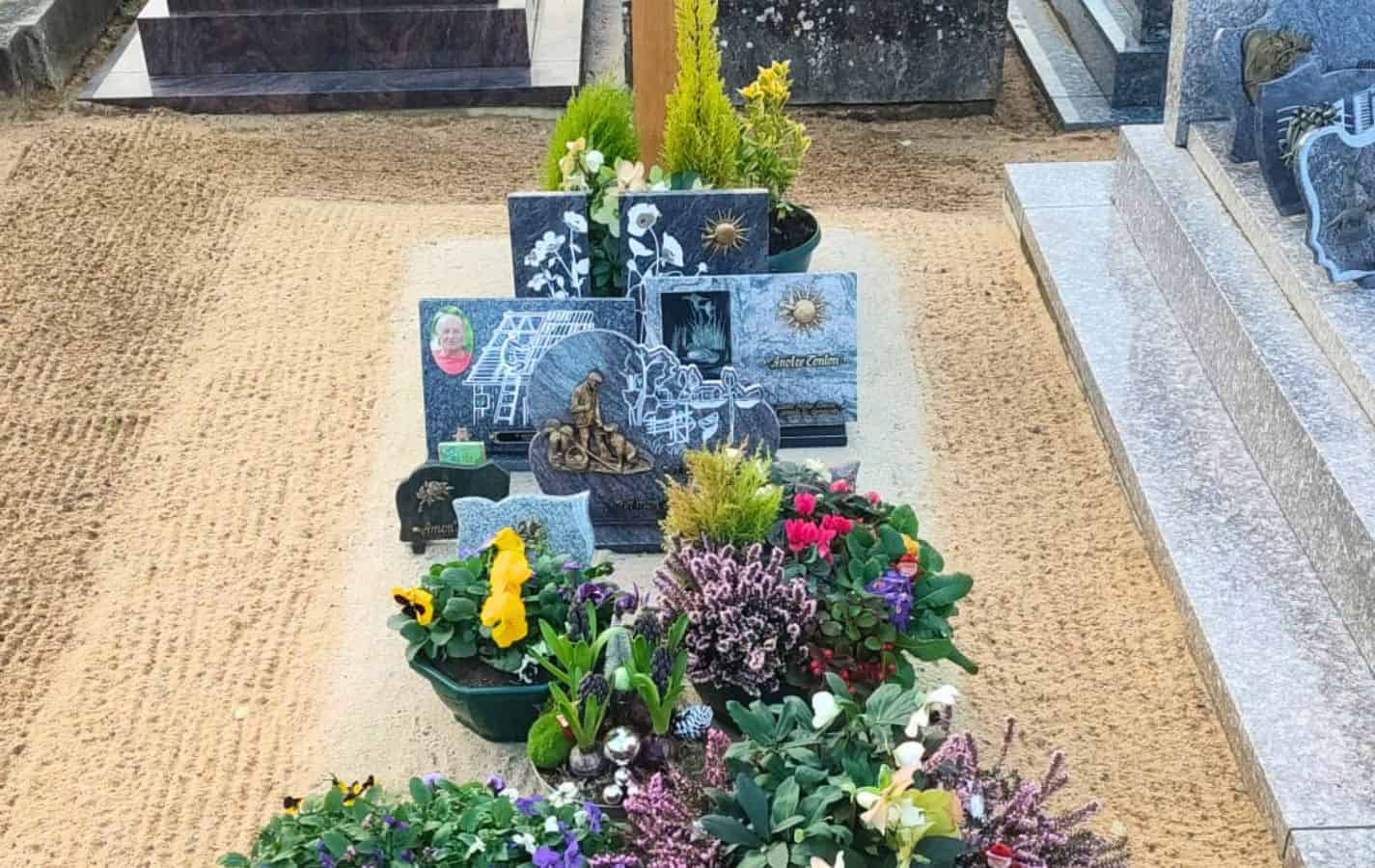 Différentes plaques à graver de Touchard Pompes Funèbres sur une tombe.